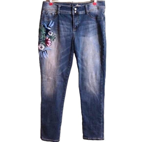 INC Embroidered Distressed Crystal Button Jeans Size 8P Medium Wash NWOT - Picture 1 of 7